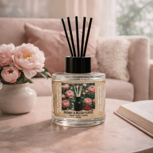 Tinh Dầu Khuếch Tán Peony & Blush Suede – Sự Quyến Rũ Sang Trọng Từ Anh Quốc 3 Tinh dau khuech tan peony Blush suede cho phong khach sang trong